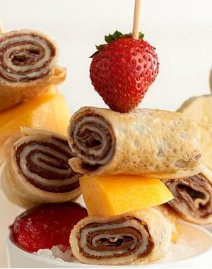 Brochettes de crêpes, fruits et Nutella